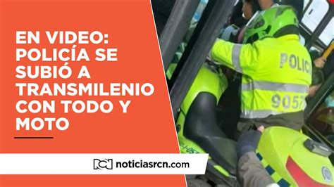 En Video Polic A Se Subi Con Su Moto A Bus De Transmilenio Youtube