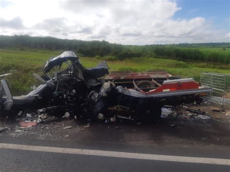 Motoristas morrem em colisão frontal de caminhões na BR 153 entre