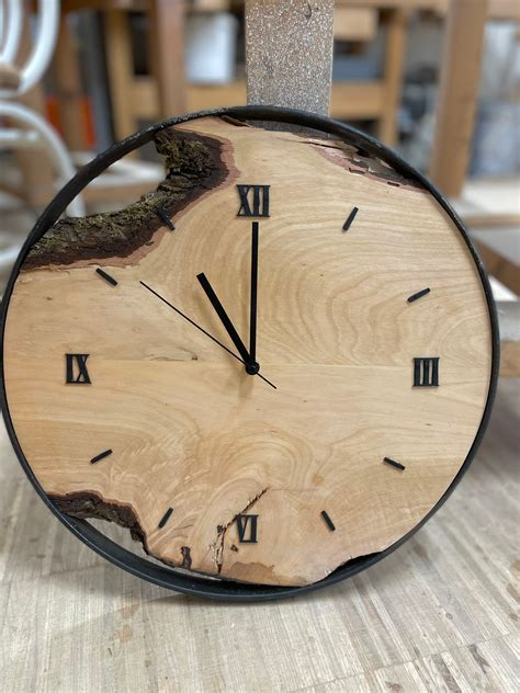 Handgemachte Wanduhr Aus Holz Und Metall Etsy