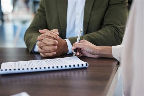 Reunión de oficina y mujer firmando un contrato después de una