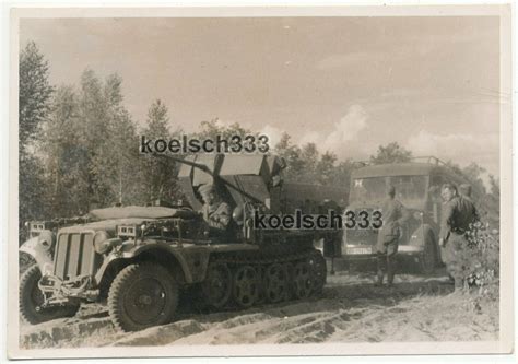 Foto Panzer Halbkette mit 2cm Flak Geschütz vor Magirus Deutz LKW im