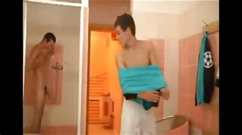 Dos atractivos jovencitos se excitan en el baño Pichaloca