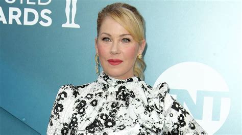 Christina Applegate Now Walks With A Cane Because Of Ms Disease