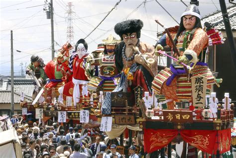 巨大武者人形載せた山車巡行 福井・三国祭で見せ場（共同通信） Yahooニュース