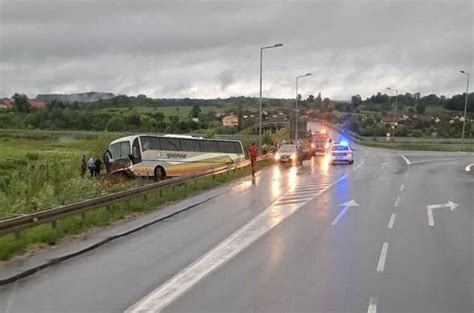 Oslobo Enje Drama Na Bh Putu Autobus Sletio Sa Puta Ima Povrije Enih