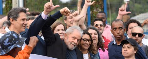 Ex presidente Lula é solto após 580 dias preso na Polícia Federal em