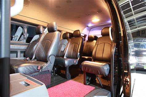 Charter Toyota Hiace Grand Cabin - Japan Land Service