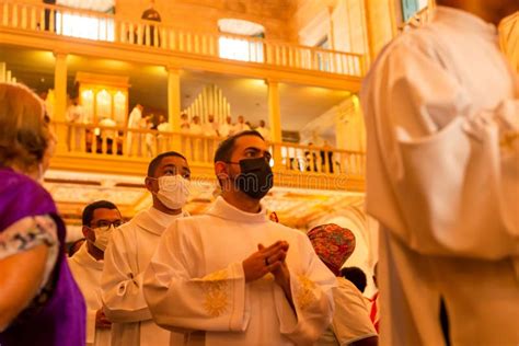 Católicos Y Sacerdotes Rezando Dentro De La Catedral Basílica Foto