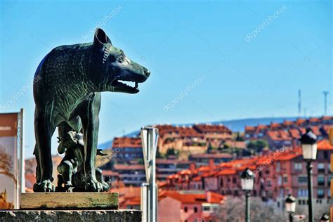 Loba Capitolina Escultura De La M Tica Loba Amamantada A Los Gemelos