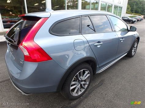 Mussel Blue Metallic Volvo V Cross Country T Awd