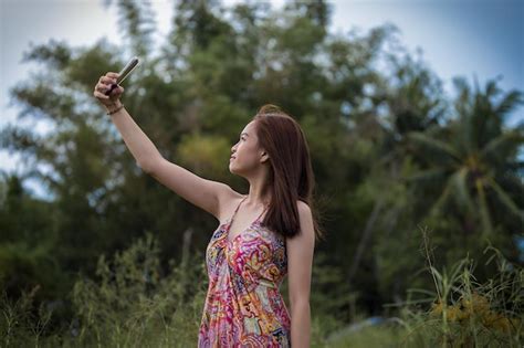 Chica Joven Tomando Un Selfie En Un Bosque Foto Premium