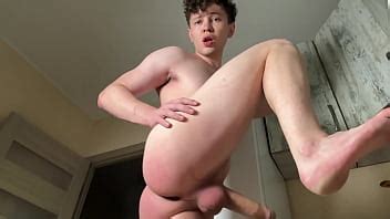 Jock Universitario Accarezza Il Suo Enorme Cazzo E Finisce Con Gemiti XVIDEOS