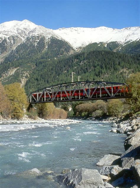 Rhb Regionalzug Von St Moritz Nach Scuol Am Auf Der