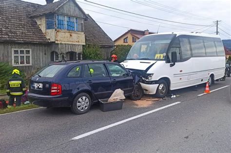 Osiem osób rannych w wypadku busa przewożącego dzieci Krok od tragedii