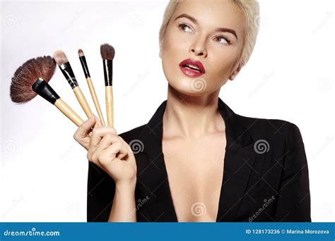 Tratamiento De La Belleza Muchacha Con Los Cepillos Del Maquillaje La