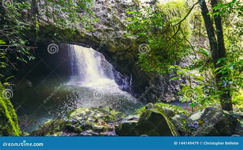 La Visión Que Mira En La Caverna El Puente Natural En Parque Nacional