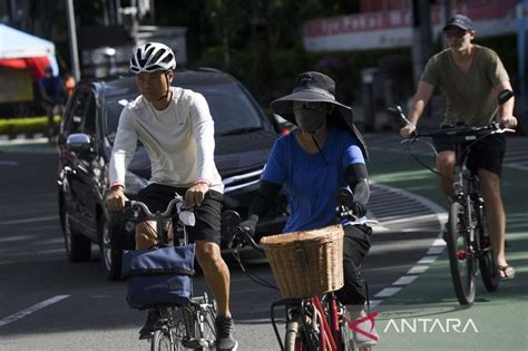 Aktivitas Olahraga Warga Ibu Kota Jakarta Pada Hari Pertama Puasa