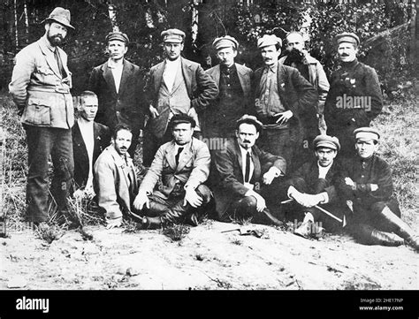 Un Gruppo Di Bolscevichi Urali In Posa Per Una Foto Di Gruppo Sul Luogo