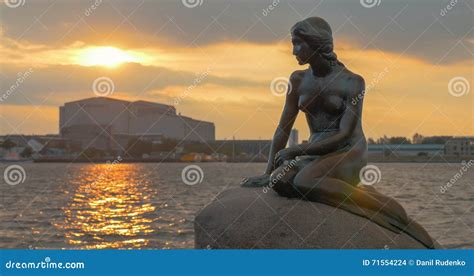 Estátua Da Sereia Na Pedra No Mar No Por Do Sol Imagem De Stock