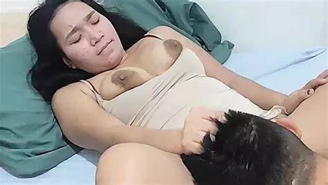 ASIATISCHE MILF BETRÜGT MIT DEN FREUNDEN DES EHEMANNS UND LÄSST IHN IN IHRE MUSCHI KOMMEN