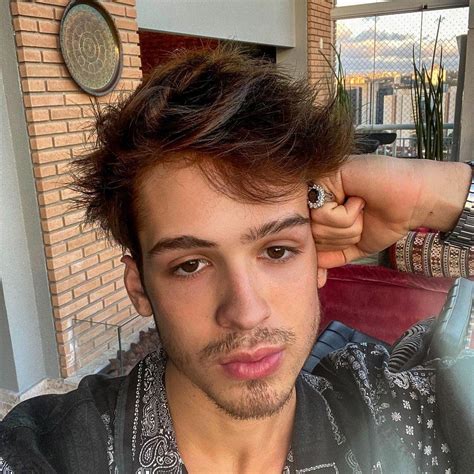 Filho do cantor Leonardo João Guilherme tem nude vazada e faz apelo