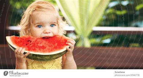 Zwei Lustige Kinder Die An Einem Sommertag Am Rande Des Pools