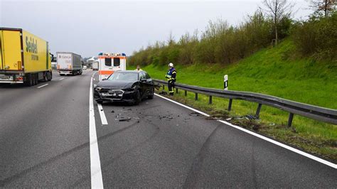 Schwerer Unfall Auf A Bei Sinsheim Audi Kracht In Leitplanke Fahrer