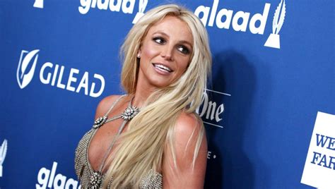 Britney Spears șochează din nou Cum s a pozat artista la plajă