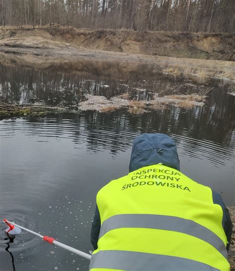 Inspektorzy WIOŚ na rekultywowanym składowisku odpadów w Mirocinie