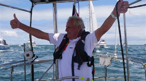 Un Homme De Ans Termine Un Tour Du Monde La Voile En Solitaire