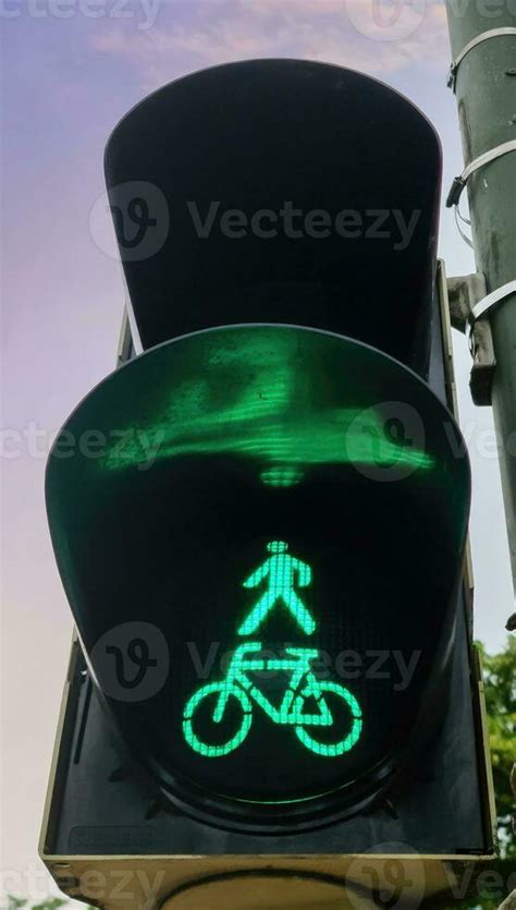 Green and red traffic lights for pedestrian and bicycles 26153788 Stock ...