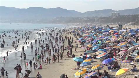 USA: Santa Monica beach packed with visitors despite COVID warnings ...