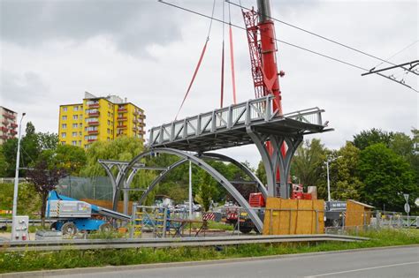 Kładka nad ul Filaretów wraca na swoje miejsce Trwa montaż