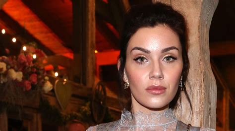 Nathalie Volk GNTM Model Posiert In Bikini Neben Einem Elefanten