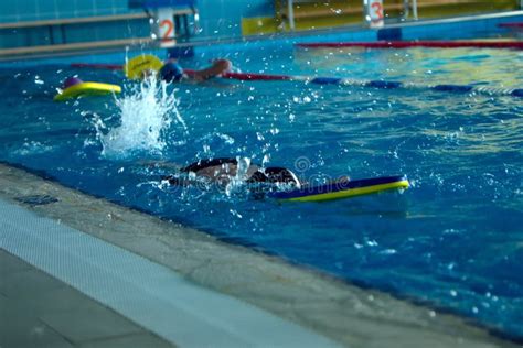 Enfant M Connaissable Nager Style Freestyle Entra Nement Dans Piscine