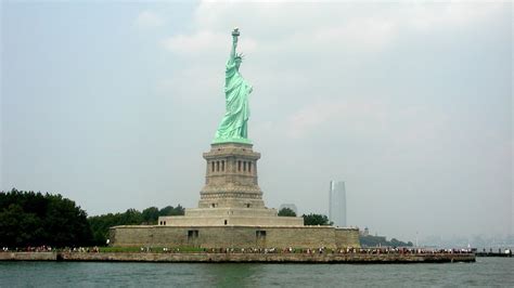 Does statue of liberty have chains on her feet? - Monuments & sights