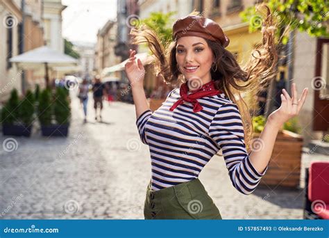 Jonge Mooie Brunette Meid Gekleed In Retro Oldage Stijl In De Oude