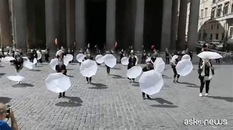 La Protesta Con Ombrelli Bianchi Delle Guide Turistiche A Roma