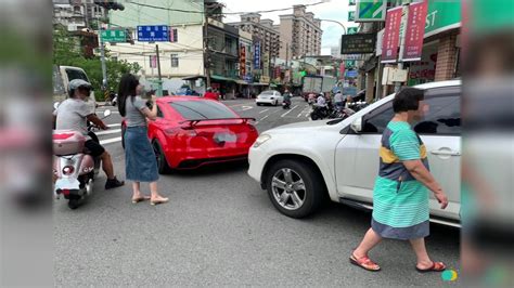 「300萬跑車」路口禮讓行人！ 後車未注意慘追撞 社會 年代新聞