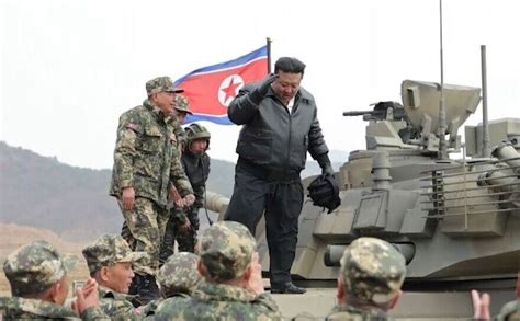 PR comunist Dictatorul nord coreean Kim Jong un îmbrăcat în geacă de