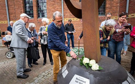 Negentien Namen Staan Op Het Onthulde Verzetsmonument Op Dennenoord In