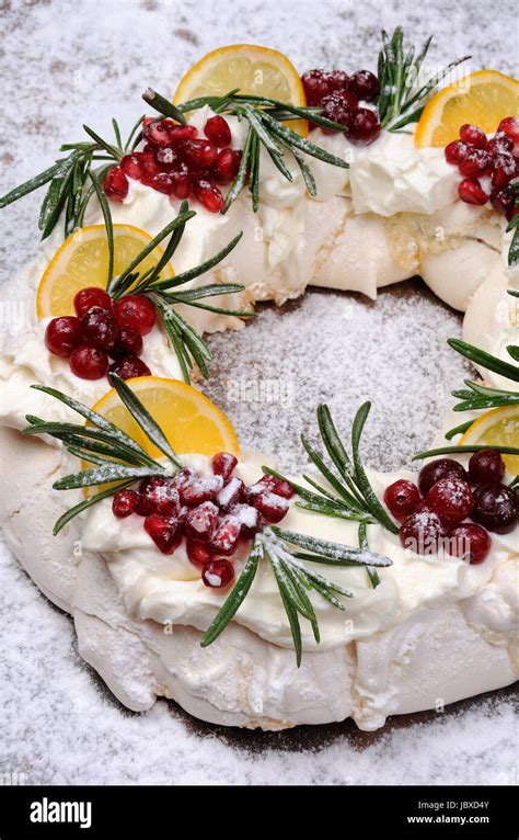 Pavlova Pastel En Forma De Una Navidad Corona De Merengues Con Crema