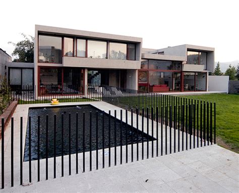 Solid Architecture of Fleischmann-Ossa House by Mas y Fernandez ...