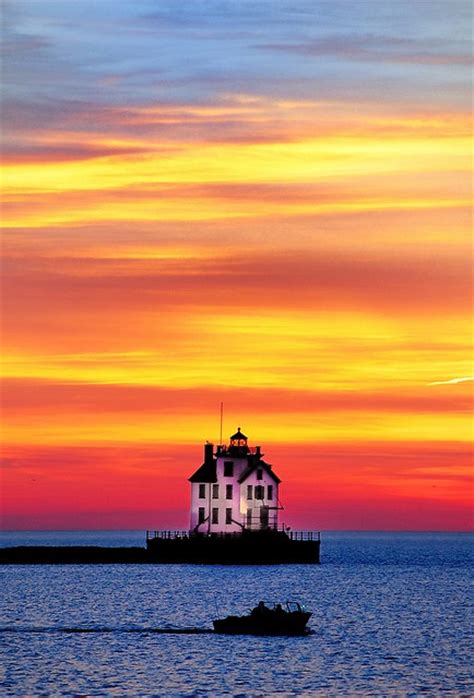 Lorain Lighthouse Post Sunset Lighthouse Pictures Beautiful