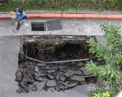 赤峰街現2公尺長坑洞北市查原因 議員質疑管線穿破水溝壁釀禍 社會 中央社 Cna