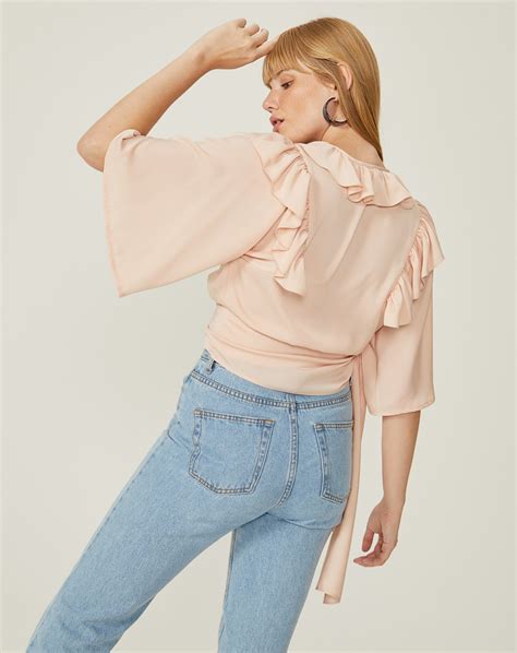 Blusa babados é tendência forte para o Verão 2021 Fashion à Porter