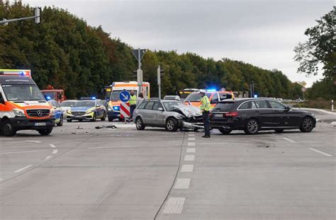 Unfall In B Blingen Zwei Menschen Bei Frontalzusammensto Schwer