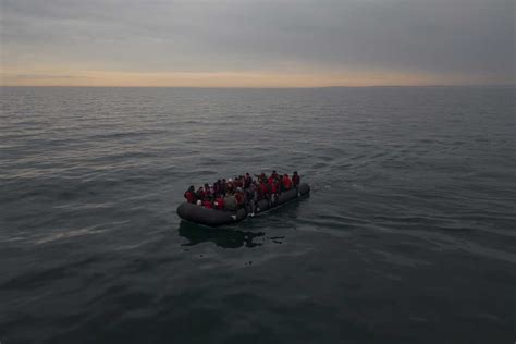 Nouveau Naufrage De Migrants Dans La Manche Un Mort Et Une Personne