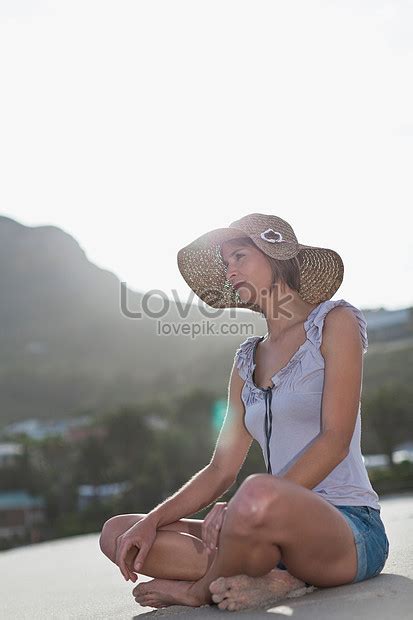 Mujer Sentada Con Las Piernas Cruzadas En La Playa Foto Descarga