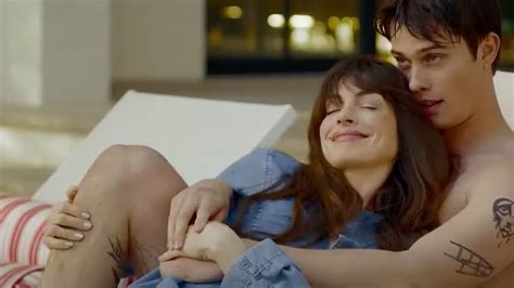 Anne Hathaway Y Nicholas Galitzine Protagonizan El Primer Adelanto De